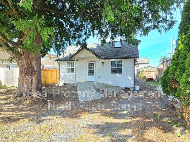 Arlington House: 112 N Gifford Ave