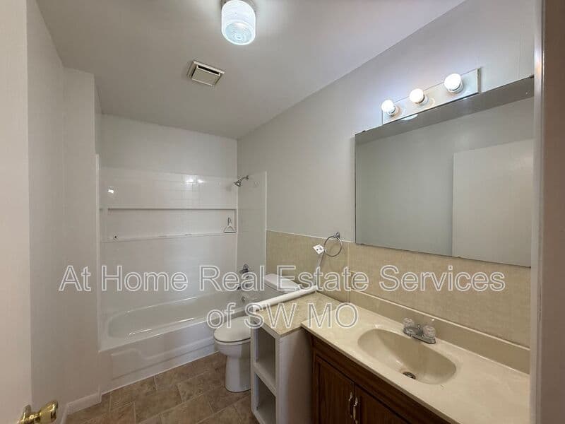 Springfield House: 1044 W Windy Ridge Lane