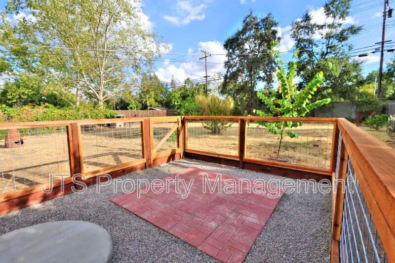 Fair Oaks House: 6906 Pin Oak Court