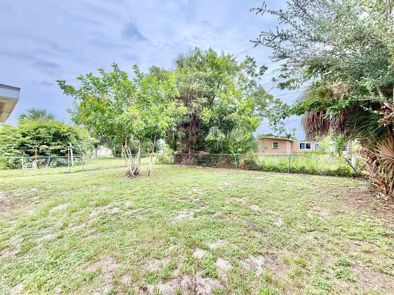 Fort Myers House: 2985 Saint Charles Street