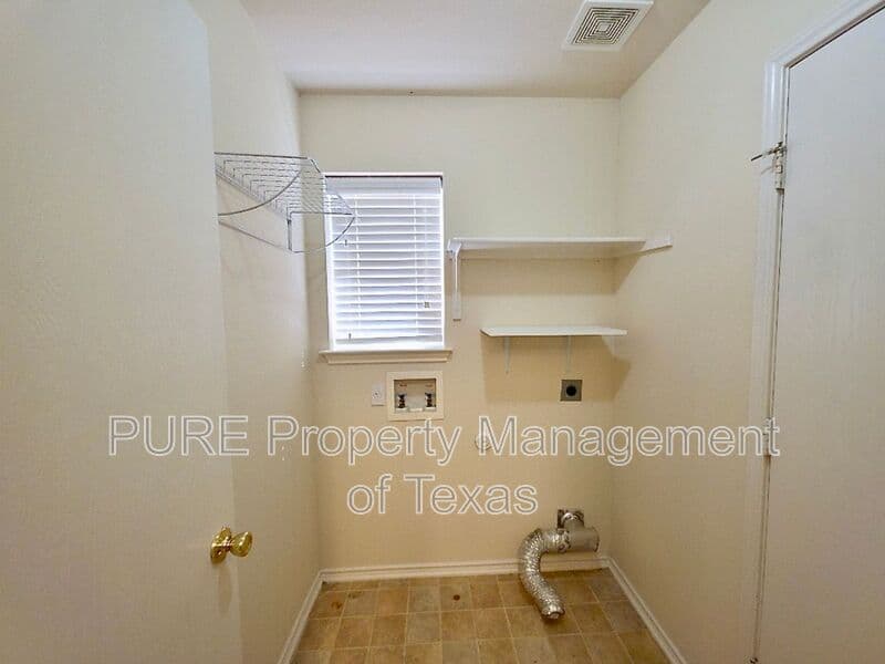 Hutto House: 204 Delby St.