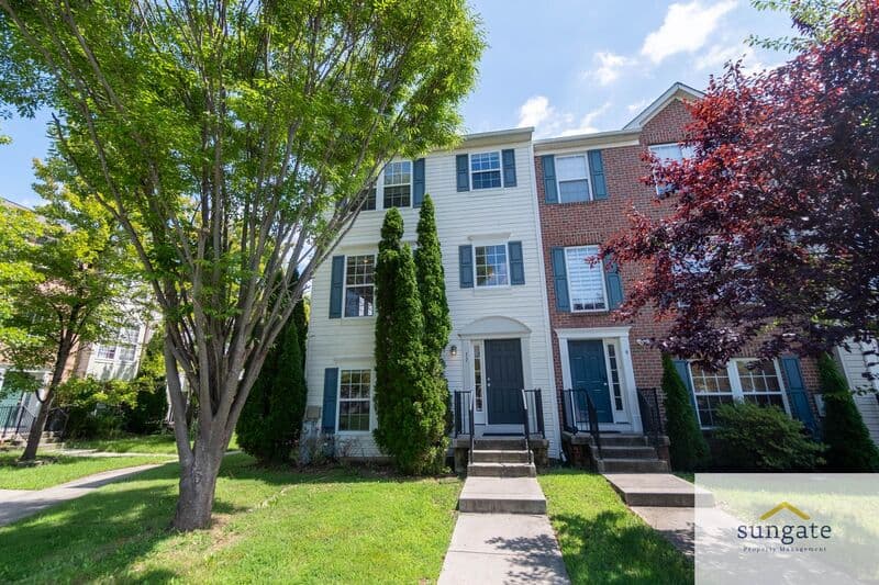 Rosedale Townhome: 11 Hallsdale Ct