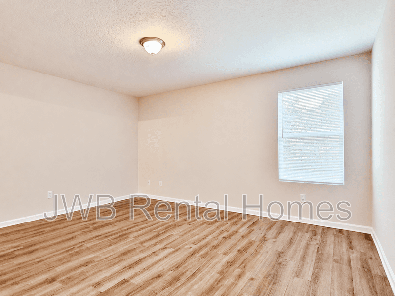 Jacksonville House: 8125 Free Ave