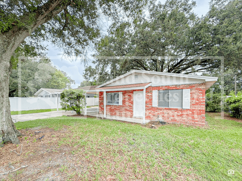 Lakeland House: 3519 Colleen Drive