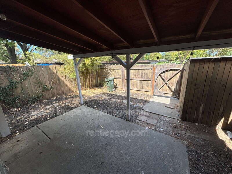 Sacramento House: 163 Fairgrounds Dr