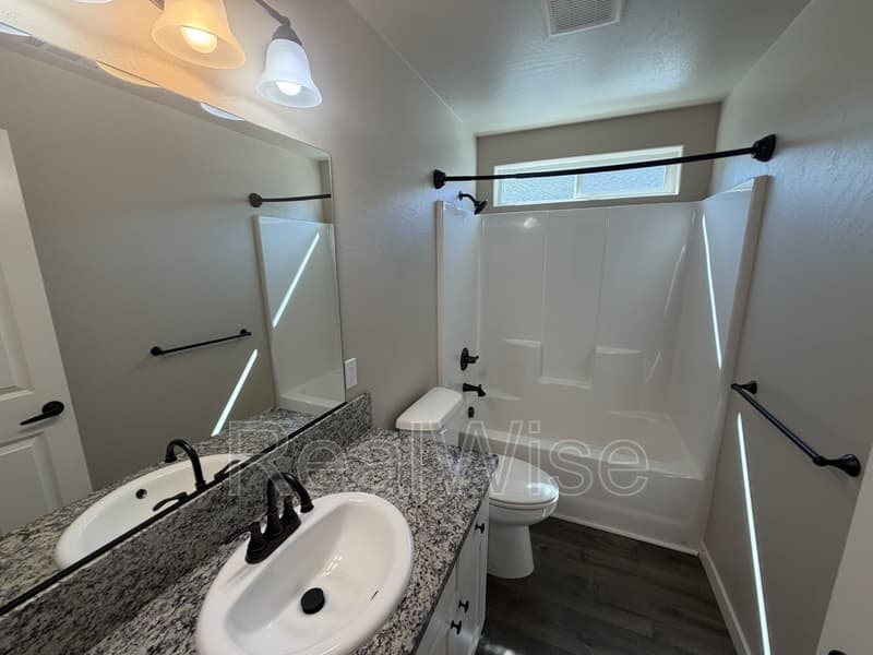 Grants Pass Condo: 124 SW Jenn Way