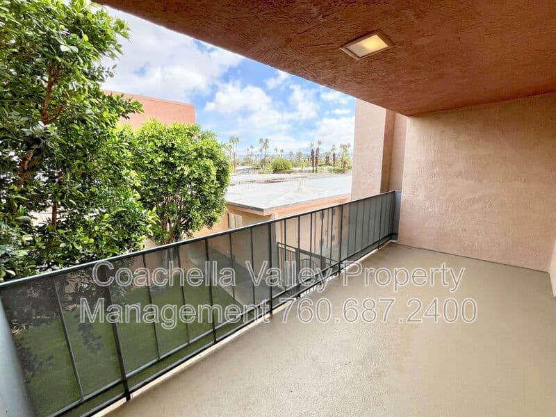 Palm Springs Condo: 400 N Sunrise Way
