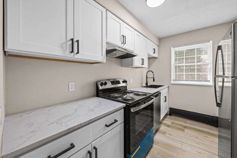 Bloomfield Apartment: 35 oakmount Avenue