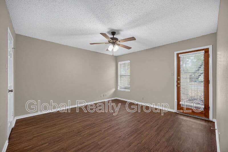 Universal City House: 118 Golden Way