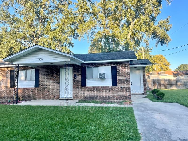 Selma Condo: 606 Winston Circle