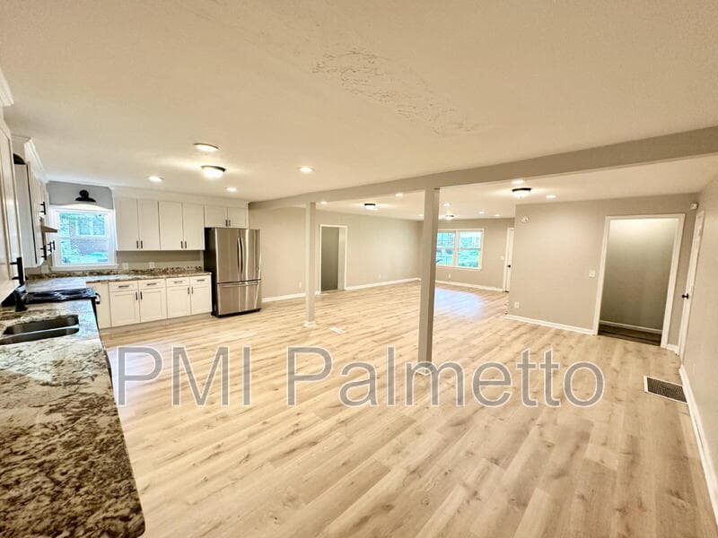 Camden House: 948 Wateree Blvd