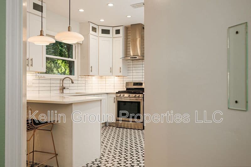 Lakeland House: 1203 Easton Dr