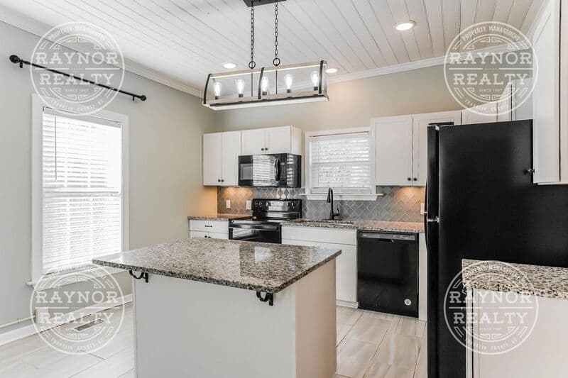 Youngsville House: 122 W Persimmon St
