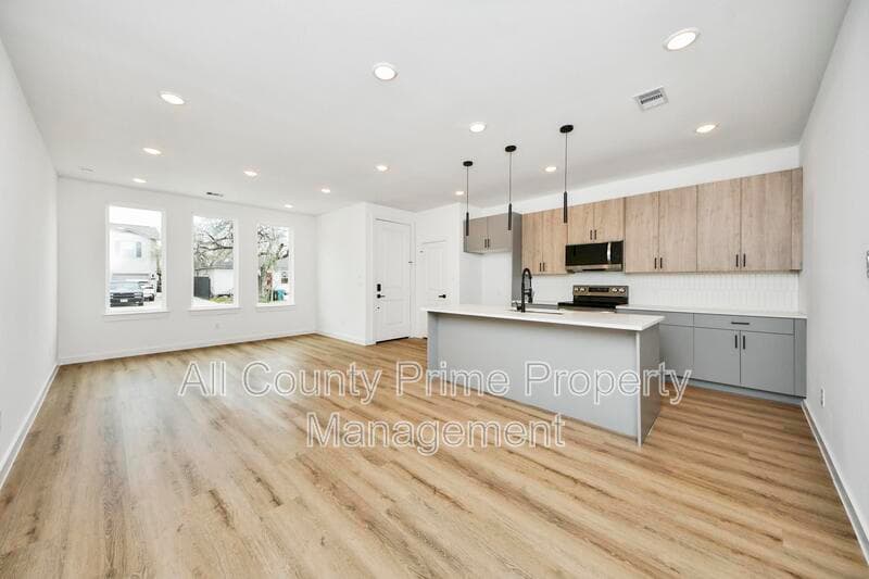Houston Condo: 5201 Fairchild St