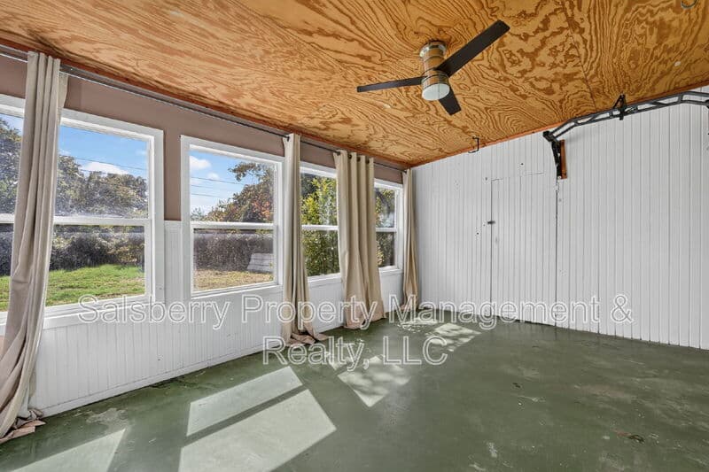 River Oaks House: 4833 Black Oak Lane