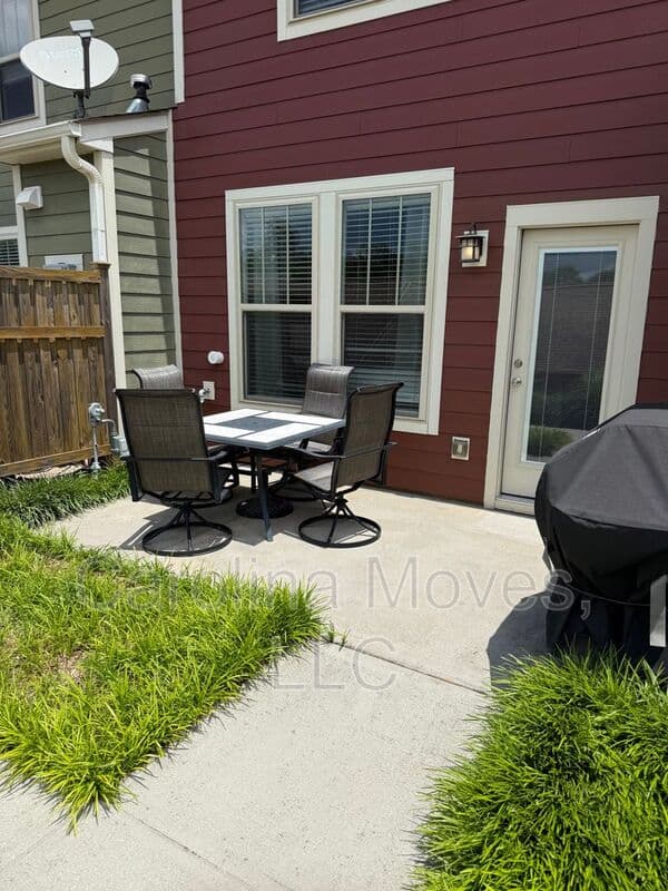 Greer Townhome: 604 Springbank Alley