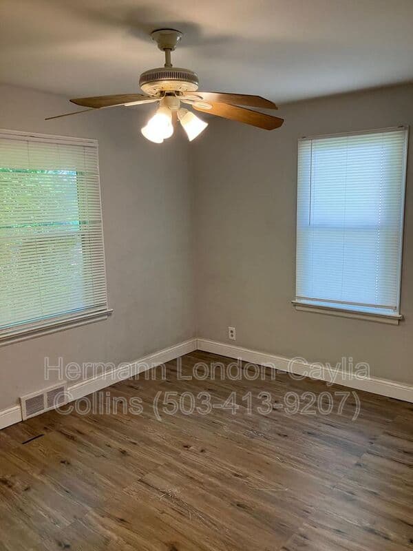 St Louis House: 10072 Ashbrook Dr
