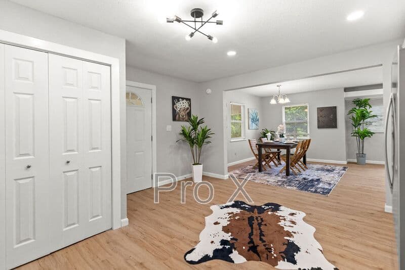 Fayetteville House: 2300 W Holly St