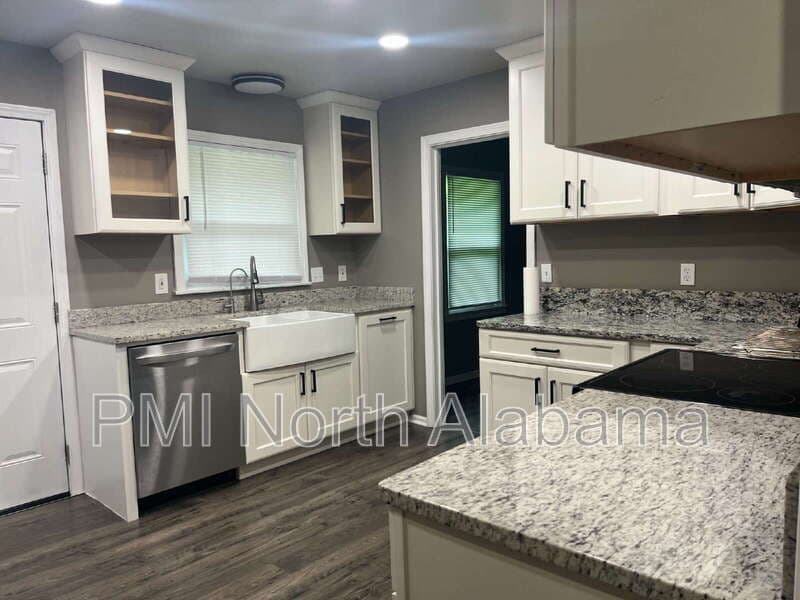 Huntsville House: 6208 NW Cedar Point Dr