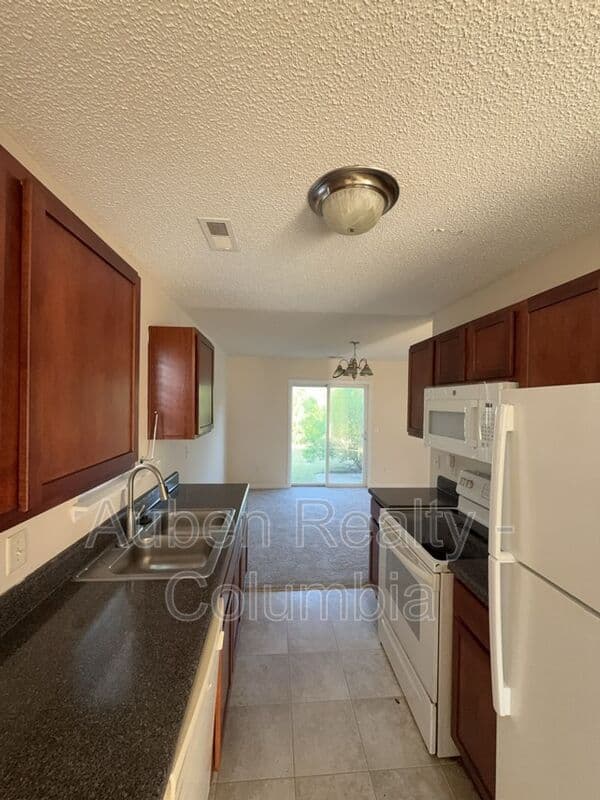 Lexington House: 420 Cape Jasmine Way