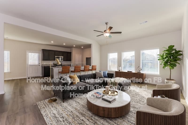 Dallas House: 6569 Crosswood Ln