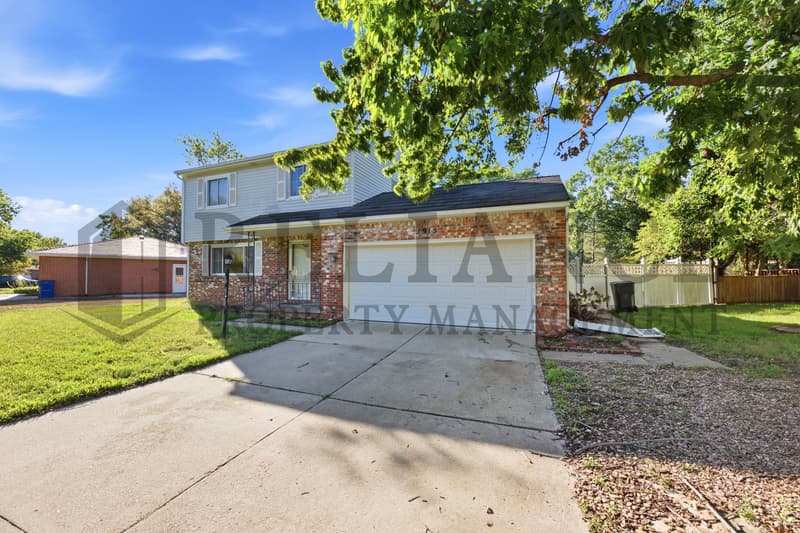 Newton House: 1915 Cypress Lane