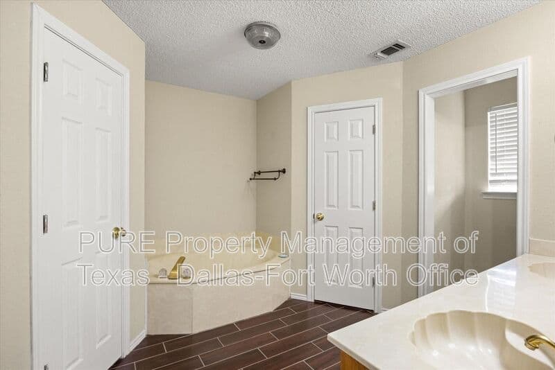 Granbury House: 3905 Frisco Cir