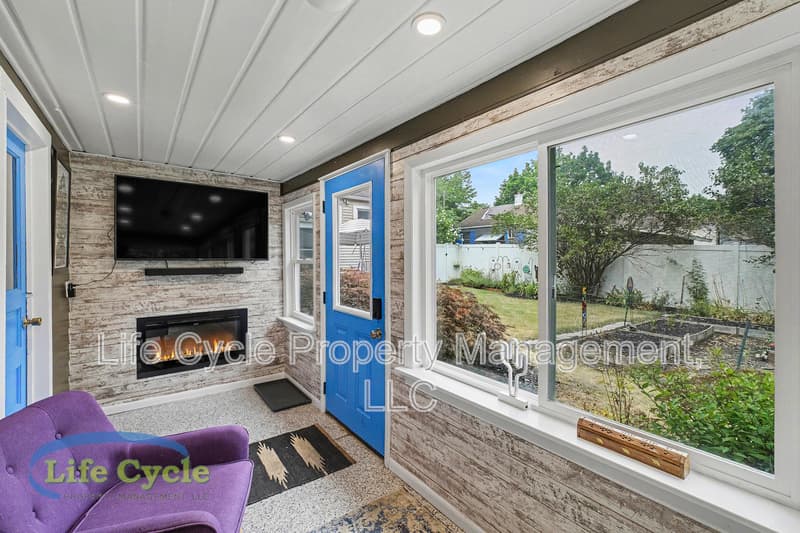 Wyoming House: 2052 Collingwood Avenue Southwest