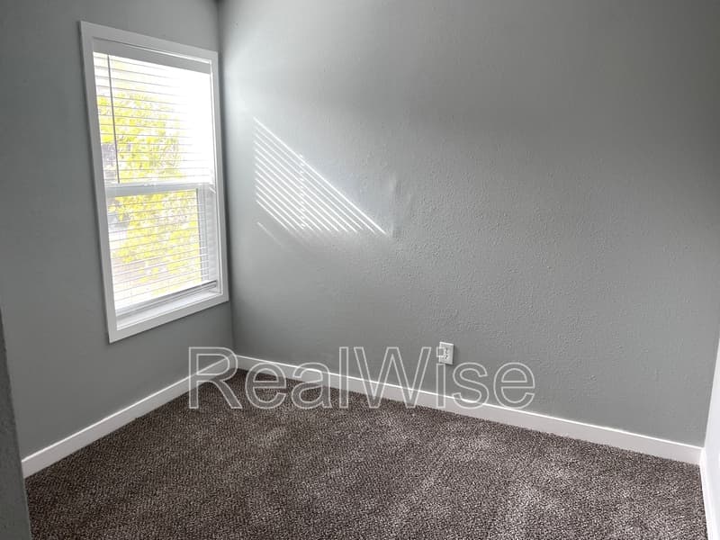 Portland Townhome: 2349 SE 135th Ave