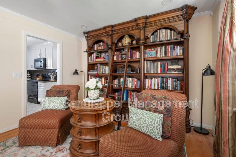 Charleston House: 1652 Boone Hall Drive