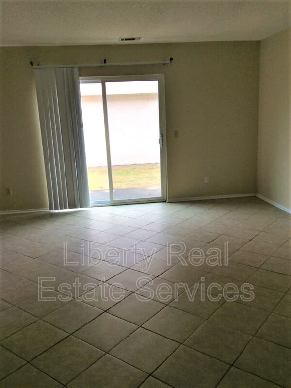 Hinesville Condo: 727 S Main St