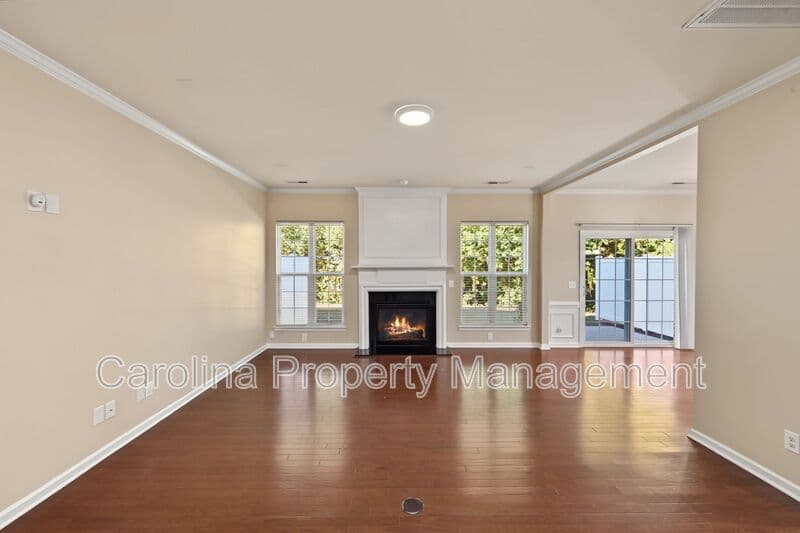 Charlotte House: 15422 Canmore St