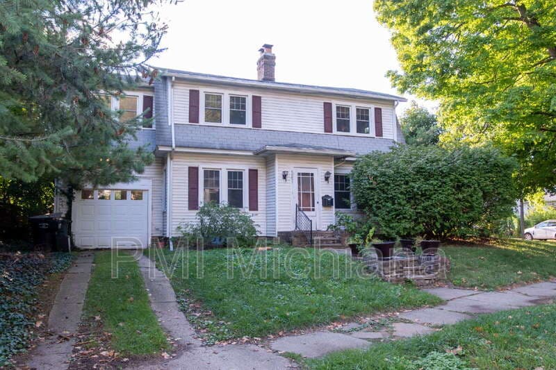 South Bend House: 1151 Hillcrest Rd