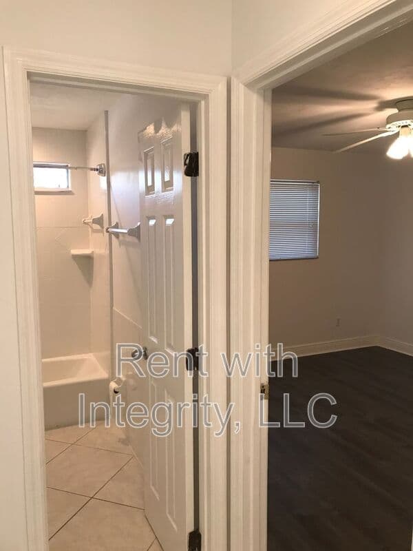 Tallahassee House: 156-D Locke St