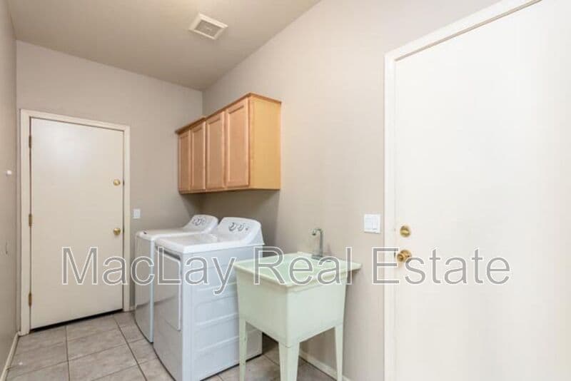 Chandler House: 3661 S Barberry Place