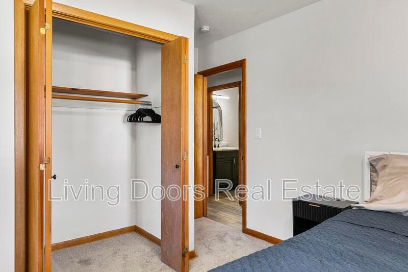 Lincoln House: 6935 Colby St