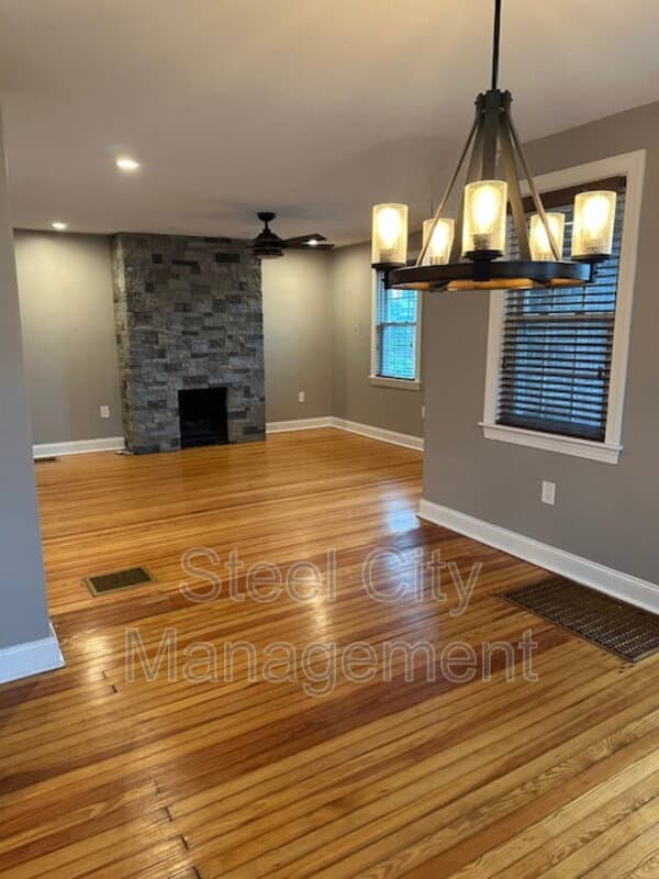 Carnegie House: 851 Kennedy St
