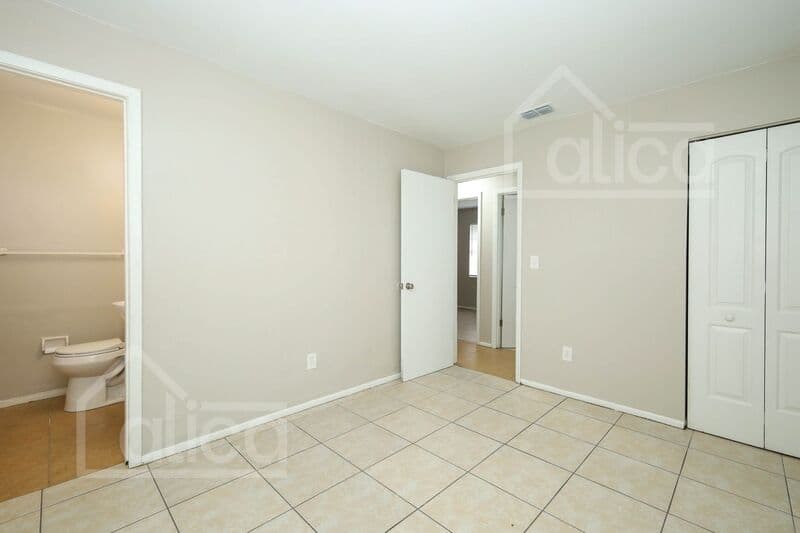 Orlando House: 1700 Ravenall Ave