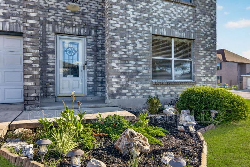 Converse House: 7702 Fairton Pl