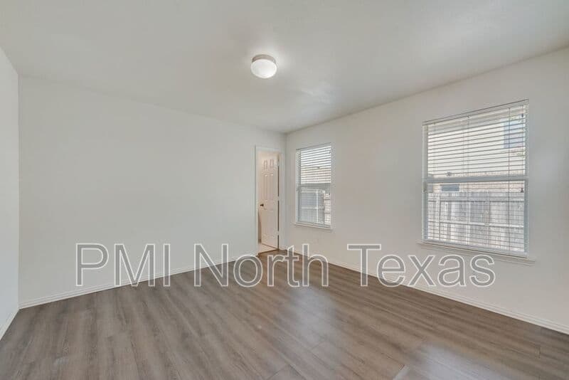 Fort Worth House: 8809 Valley River Drive