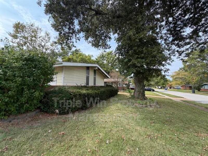 Florissant House: 3180 Kingsley Dr