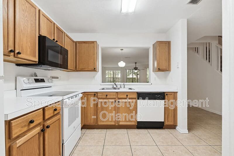 Altamonte Springs Townhome: 685 Scarlet Oak Cir