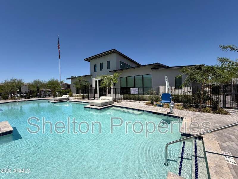 Phoenix Townhome: 2121 W Sonoran Desert Dr, Unit 124