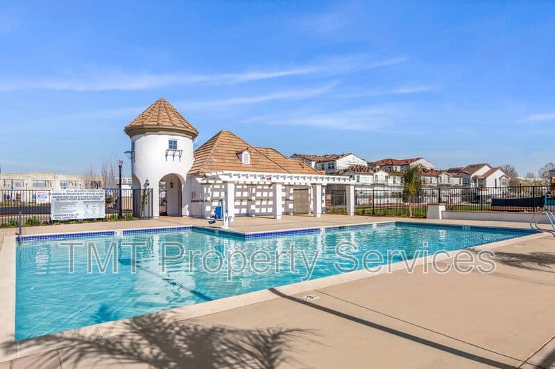 Sacramento Townhome: 23 Advantage Court