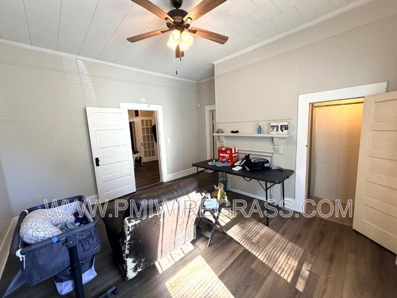 Ozark House: 550 East Eufaula Street