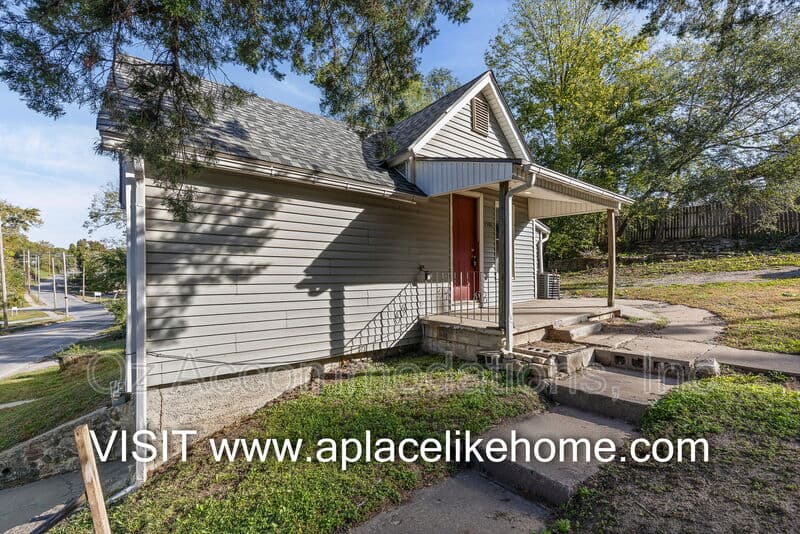 Kansas City House: 1501 N 29th St