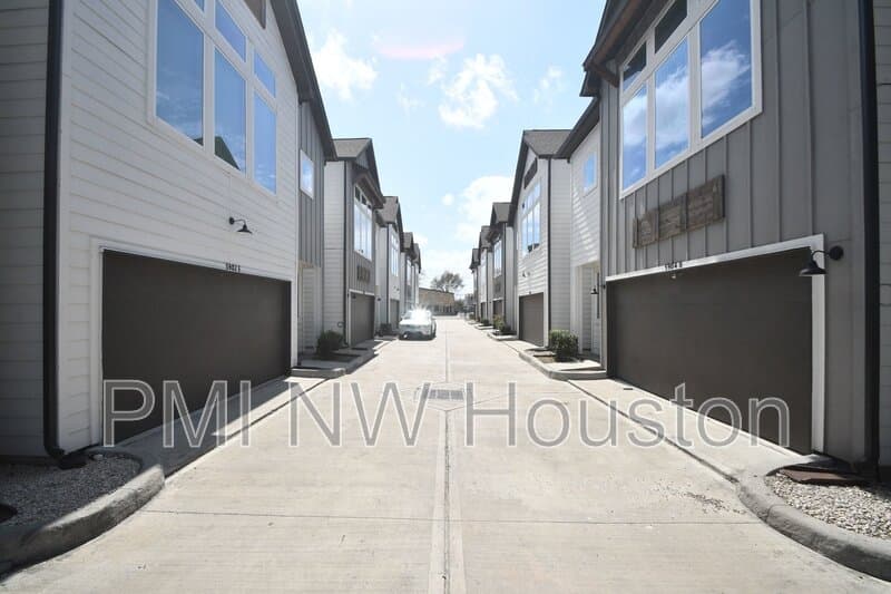 Houston House: 5904 Gardendale Dr