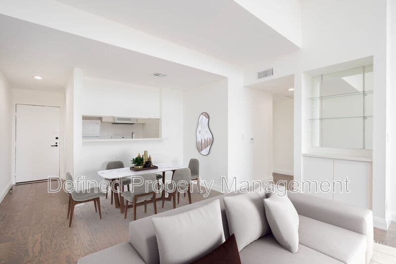 Los Angeles Condo: 1616 N Serrano Ave