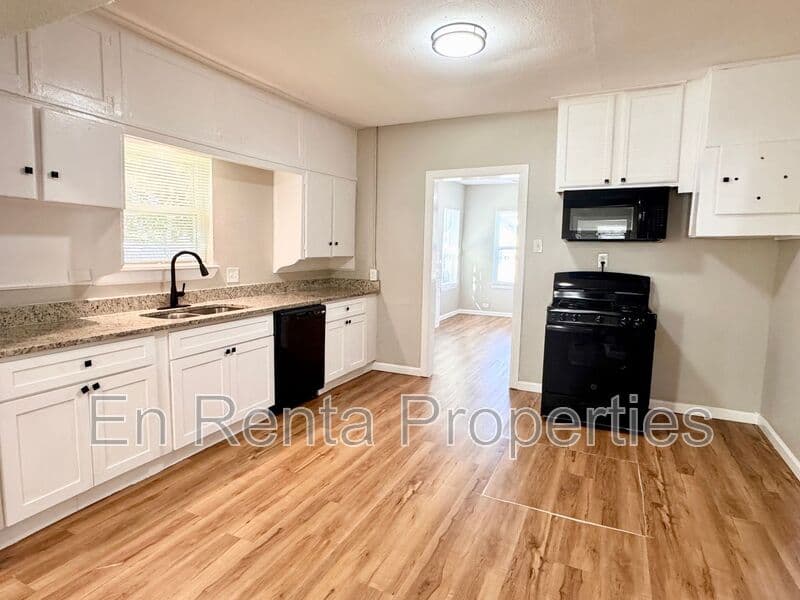 Ft Worth House: 541 Beddell St. W.