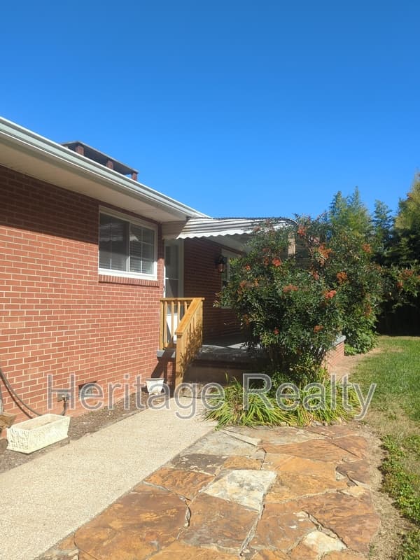 Knoxville House: 8108 Bennington Drive Northwest